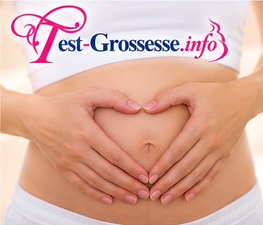 Ventre de grossesse, mains en cœur
